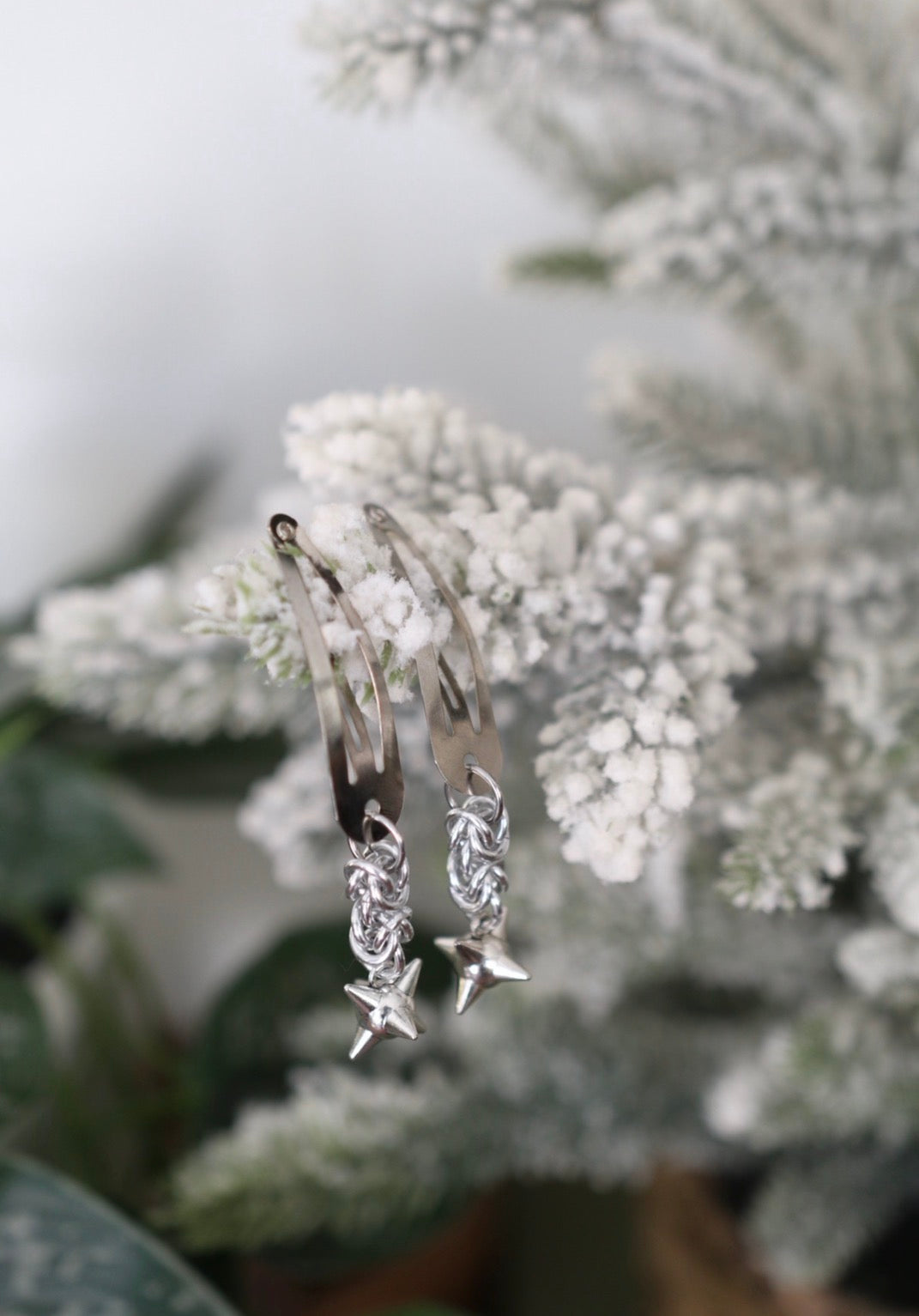2x flail hair clips